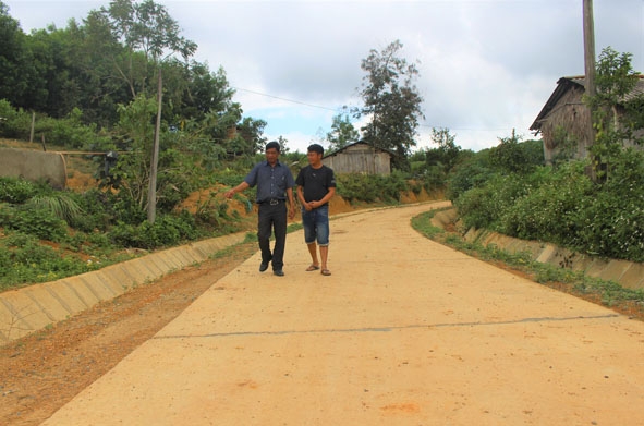 Việc đi lại của người dân thôn Ea Boa (xã Ea Trang) thuận lợi từ khi có đường bê tông.