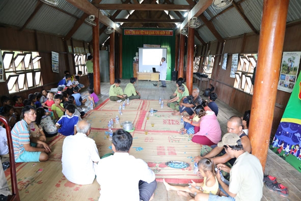 Đông đảo người dân buôn Đrăng Phốk tham dự buổi truyền thông phòng chống bệnh sốt rét.