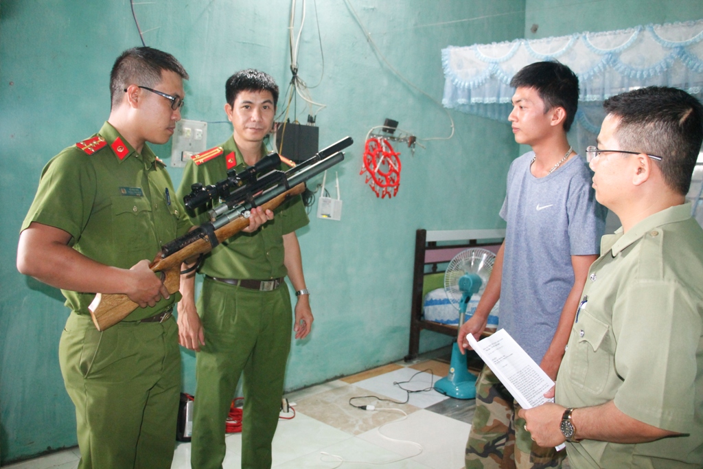 Cán bộ Công an huyện Krông Ana đến nhà dân tuyên truyền, vận động giao nộp vũ khí.