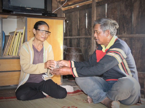Già làng Y Sum Niê chăm sóc vợ. 
