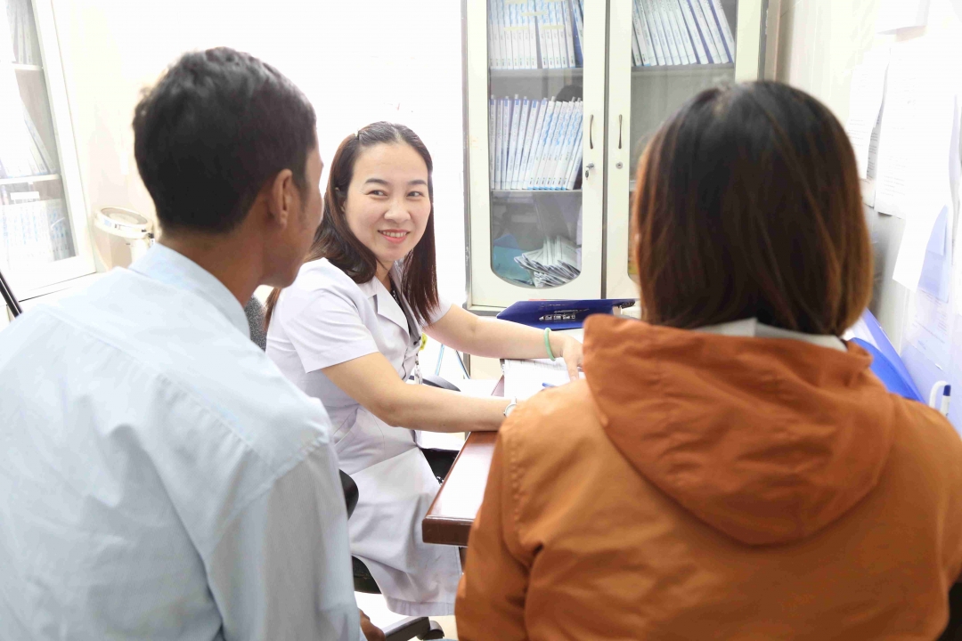 Vợ chồng anh T., chị A. đến khám tại khoa Phòng chống HIV/AIDS, Trung tâm Kiểm soát bệnh tật tỉnh Đắk Lắk. 