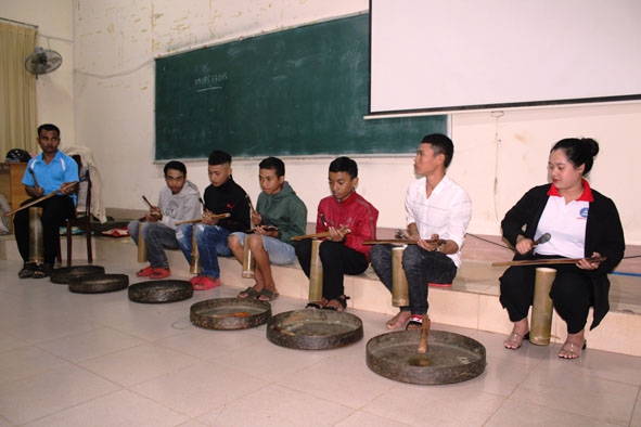 Các sinh viên Trường Đại học Tây Nguyên cùng các em trong đội chiêng nhí ở buôn Kom Leo (xã Hòa Thắng, TP. Buôn Ma Thuột) giao lưu tại lớp học.