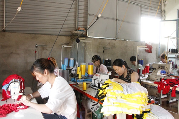 Một cơ sở đào tạo nghề may gia công tại xã Quảng Điền (huyện Krông Ana).   Ảnh: H.Tuyết