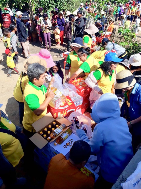 Người dân xã Ea Yiêng đến nhận quà của Đoàn từ thiện chùa Phước Tường (Quận 9, TP. Hồ Chí Minh).