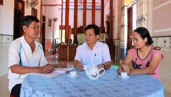 Bí thư Đảng ủy xã Cư Huê Phạm Duy Hùng (giữa) tìm hiểu công tác phát triển Đảng, tổ chức sinh hoạt chi bộ của Chi bộ buôn Duôl Tai.