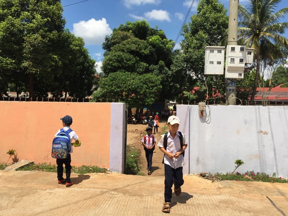 Cổng phụ Trường Tiểu học Lê Đình Chinh tuy chỉ rộng hơn 1 m nhưng đã góp phần giảm tải ùn tắc tại khu vực cổng chính. 