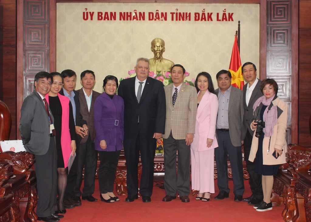 Các thành viên trong Đoàn công tác của Liên bang Nga chụp hình lưu niệm cùng lãnh đạo UBND tỉnh Đắk Lắk
