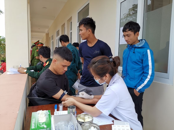 Thanh niên huyện M'Đrắk khám tuyển nghĩa vụ quân sự năm 2020. 