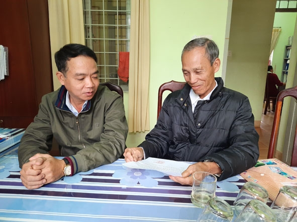 Ông Trần Văn An (bên phải) đã 23 năm làm Tổ trưởng Tổ dân phố 4 phường Tân Tiến.  