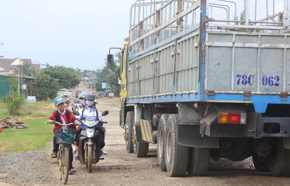 Quốc lộ 19C, đoạn qua địa phận xã Ea Riêng (huyện M'Đrắk) xuống cấp gây khó khăn  trong việc đi lại của người dân.