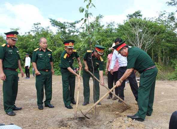 Đại diện các đơn vị quân đội tham gia trồng cây xanh xung quanh sân vận động trung tâm xã Ea Nuôl. 