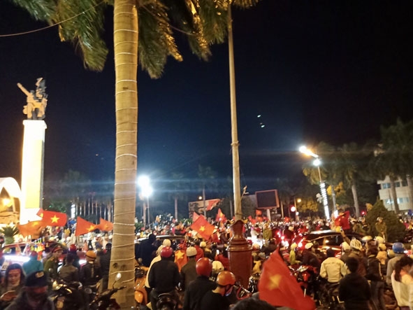 Người dân Buôn Ma Thuột đổ ra đường ăn mừng chiến thắng U22 Việt Nam vô địch SEA Games 30.  