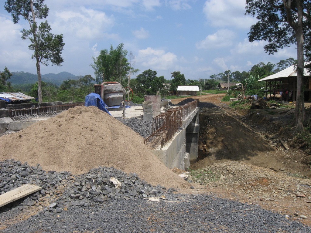 Một công trình giao thông tại xã Ea Bung, huyện Ea Sú đang thi công