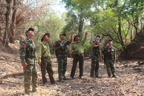 Cán bộ, chiến sĩ Đồn Biên phòng Sêrêpốk phối hợp với Trạm Kiểm lâm Sêrêpốk (Vườn Quốc gia Yok Đôn)  tổ chức tuần tra. 