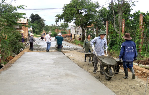 Người dân thôn 7, xã Ea Đar đóng góp tiền, ngày công xây dựng đường giao thông nông thôn. 