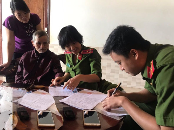 Cán bộ Đội Cảnh sát Quản lý hành chính về trật tự xã hội (Công an huyện Cư M'gar) làm thủ tục cấp CMND cho cụ ông Nguyễn Đăng Thống.