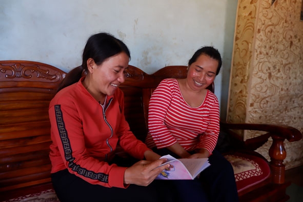 Chị H'Phương Niê Kdăm (bên trái) đến thăm gia đình hội viên trong buôn.  