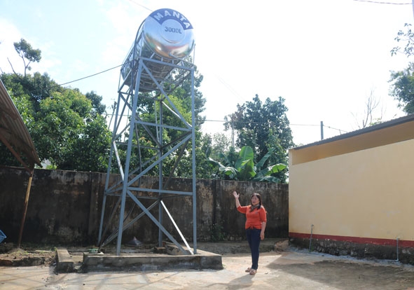 Công trình nhà vệ sinh và giếng khoan do Hội Phụ nữ từ thiện TP. Hồ Chí Minh hỗ trợ xây dựng cho điểm trường buôn Bung (xã Ea Tiêu, huyện Cư Kuin).