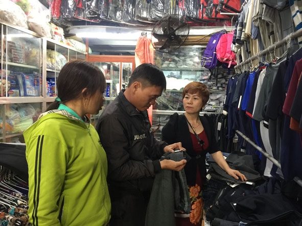  Chị Đỗ Thị Nguyệt  (bìa phải) đang  tư vấn  cho khách đến  mua hàng. 