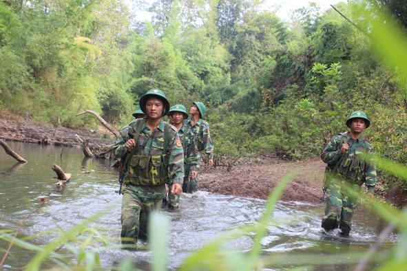 Cán bộ, chiến sĩ Đồn Biên phòng Cửa khẩu Đắk Ruê tuần tra bảo vệ biên giới.   