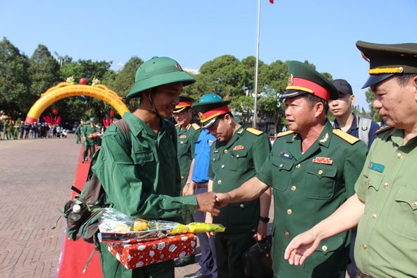 Đại tá Lê Mỹ Danh (thứ hai từ phải sang) động viên, tiễn thanh niên lên đường nhập ngũ năm 2019.