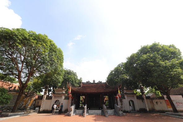 Cổng Ngũ Long Môn dẫn vào chính điện ở Đền Đô.