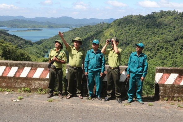 Tiểu đội Tự vệ Vườn Quốc gia Tà Đùng và dân quân địa phương phối hợp tuần tra bảo vệ rừng.