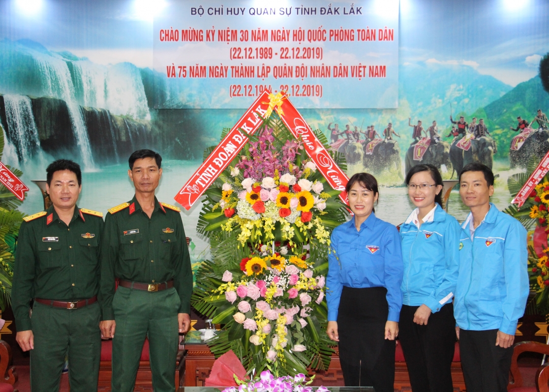 ​ Hình ảnh: Ban Thường vụ Tỉnh Đoàn tặng hoa chúc mừng cán bộ, chiến sĩ Bộ Chỉ huy Quân sự tỉnh