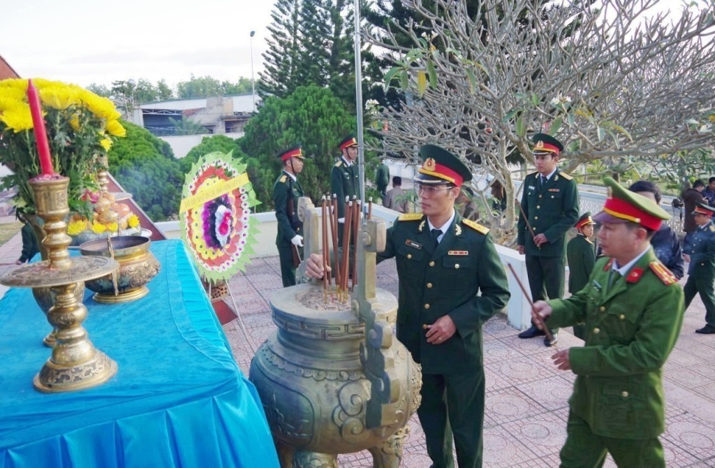 Các đại biểu dâng hương viếng các anh hùng liệt sỹ tại Nghĩa trang Liệt sỹ huyện