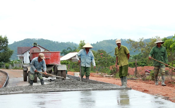 Đường giao thông liên thôn của xã Cư Bông được đầu tư xây dựng từ nguồn ngân sách tỉnh. 
