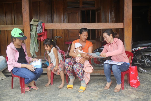 Chị H’Nun Ktla, cán bộ dân số xã Ea Rbin (bìa phải) vận động người dân thực hiện kế hoạch hóa gia đình.