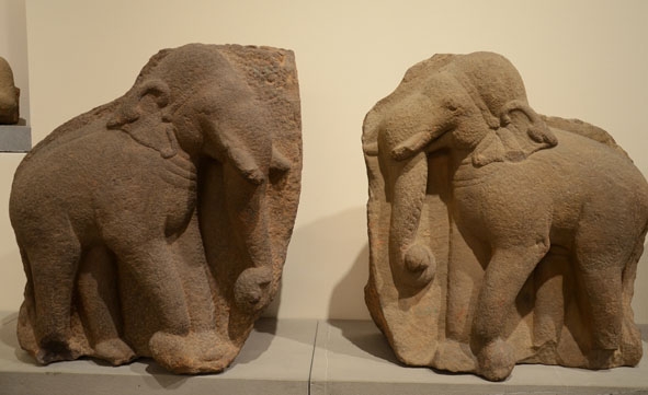 Hai tượng voi kinh thành Trà Kiệu trưng bày ở Bảo tàng Cổ vật cung đình Huế.  