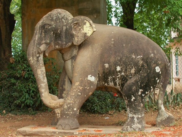 Tượng voi đực  ở kinh thành  Đồ Bàn. 
