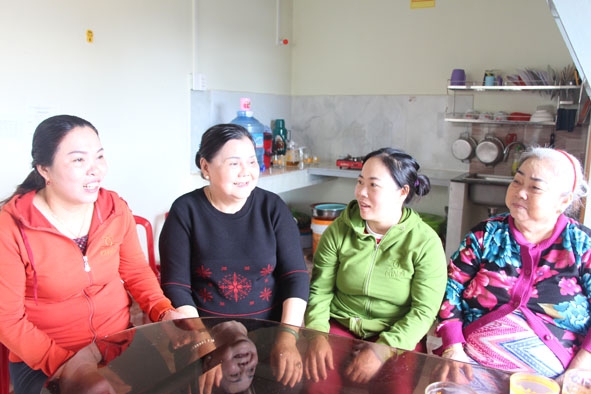Bà Dương Thị Xuân (thứ hai từ trái sang) thăm hỏi một hộ gia đình khó khăn tại địa bàn phường Thành Công, TP. Buôn Ma Thuột.  