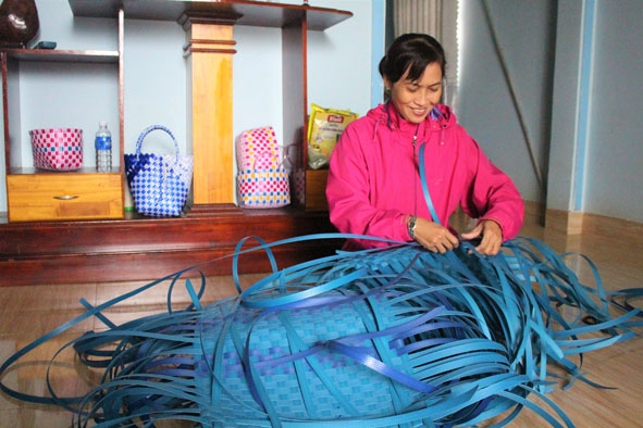 Chị Nguyễn Thị Dịu Hiền  (xã Cư Êbur, TP. Buôn Ma Thuột)  đang hoàn thiện những chiếc giỏ  ni-lông. 
