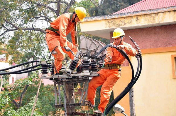 Công nhân Công ty Điện lực Đắk Lắk thi công sửa chữa lưới điện
