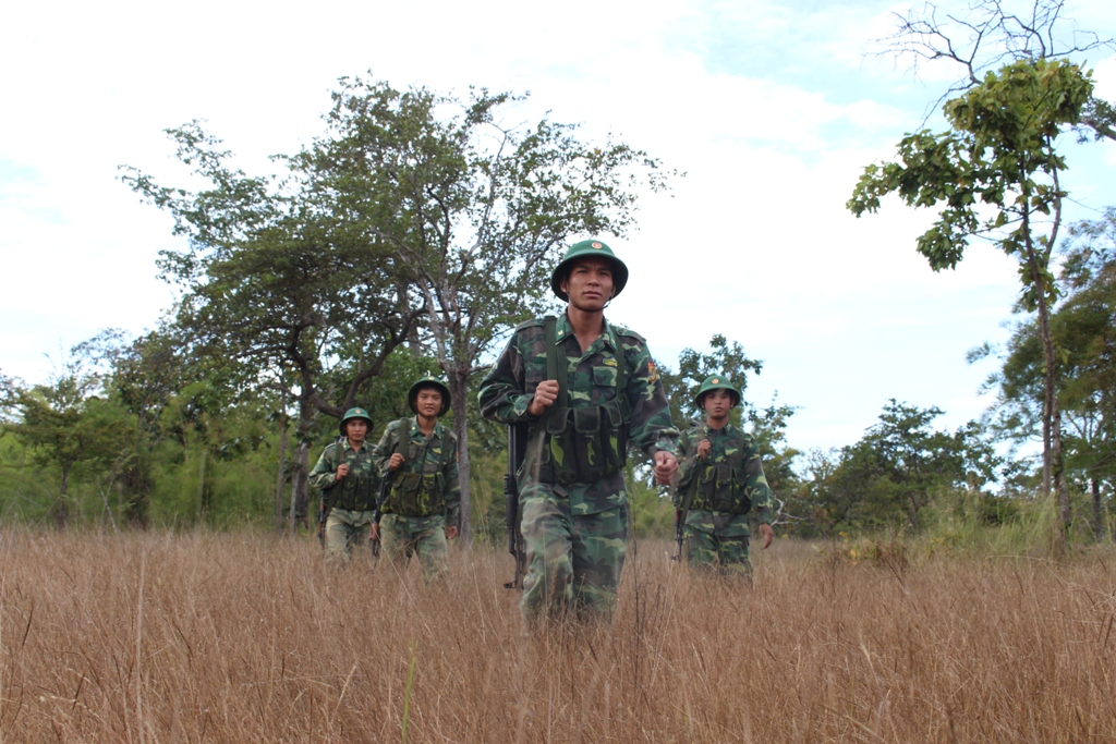 Cán bộ, chiến sĩ Đồn Biên phòng Cửa khẩu Đắk Ruê tuần tra bảo vệ biên giới