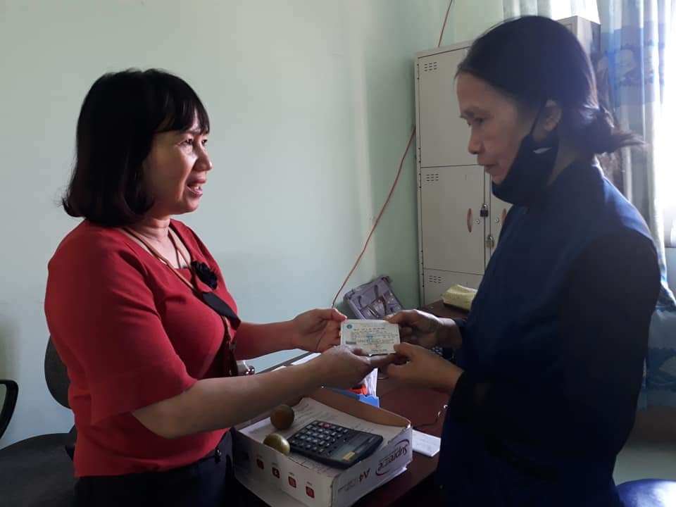 Đại diện Hội LHPN phường Thành Nhất trao tặng thẻ BHYT cho bà Nguyễn Thị Ái Chi (bên phải).
