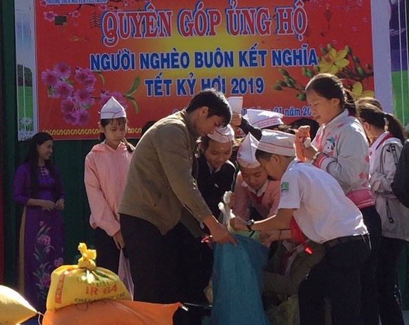 Thầy trò Trường THCS Nguyễn Tất Thành quyên góp gạo ủng hộ người nghèo ăn Tết. 