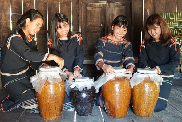 Mỗi gia đình M'nông  ở buôn  Đắk Tuôr,  xã Cư Pui  đều chuẩn bị rượu cần  vào các dịp  lễ tết. 