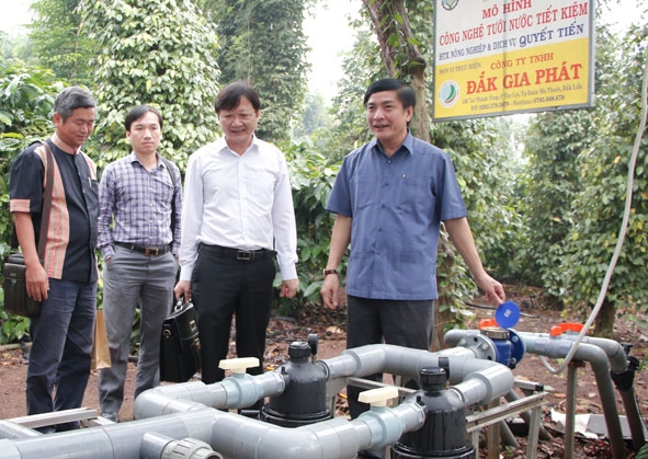 Đồng chí Bùi Văn Cường đến thăm mô hình công nghệ tưới nước tiết kiệm của Hợp tác xã Nông nghiệp và Dịch vụ Quyết Tiến (huyện Cư M’gar).  Ảnh: Lê Thành