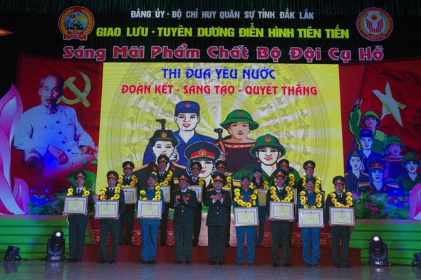 Thủ trưởng Bộ CHQS tỉnh trao thưởng cho các cá nhân tiêu biểu trong phong trào thi đua Quyết thắng. 