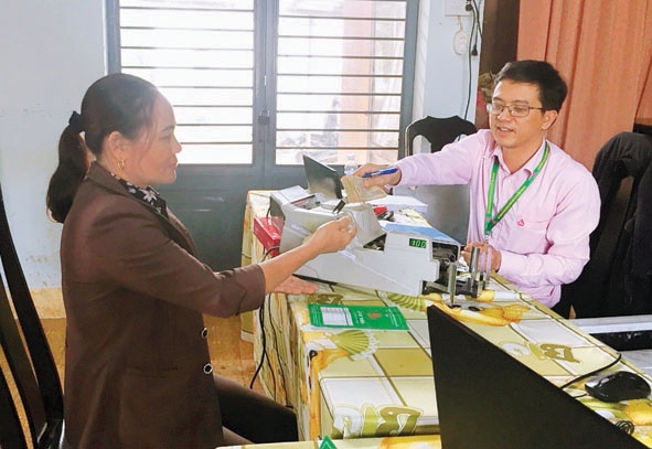 Người dân giao dịch tại Ngân hàng Chính sách xã hội huyện Krông Năng. 