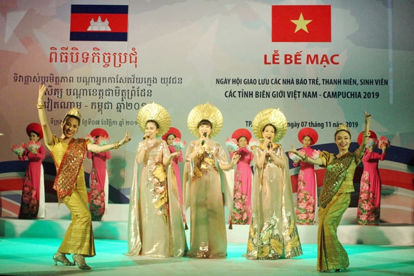 Tiết mục văn nghệ “Việt Nam - Campuchia samaki” tại Ngày hội.