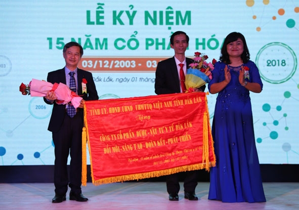 Thay mặt Bamepharm, ông Phan Thành Trinh (đứng giữa) nhận Bức trướng của Tỉnh ủy, HĐND, UBND, Ủy ban MTTQ Việt Nam tỉnh tặng tập thể cán bộ, công nhân viên, người lao động tại Công ty.