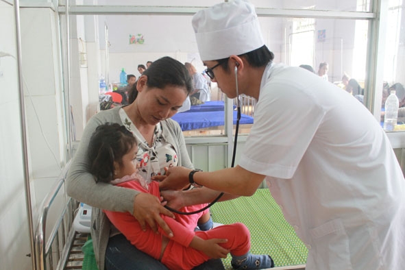 Bác sĩ Trung tâm Y tế huyện Cư M'gar kiểm tra sức khỏe bệnh nhân nhi.   