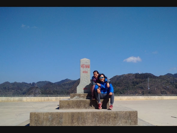 Anh Thiệt và chị Dung tại cột mốc biên giới 456 ở xã Thượng Phùng, huyện Mèo Vạc, tỉnh Hà Giang (Ảnh nhân vật cung cấp)