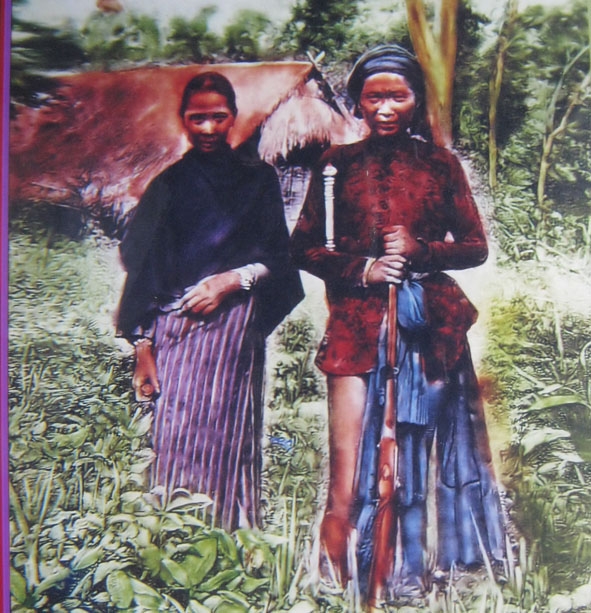 Y Thu Knul và vợ chụp ảnh lưu niệm cùng khẩu súng do người Pháp tặng - Ảnh chụp lại tại nhà Amí Phương
