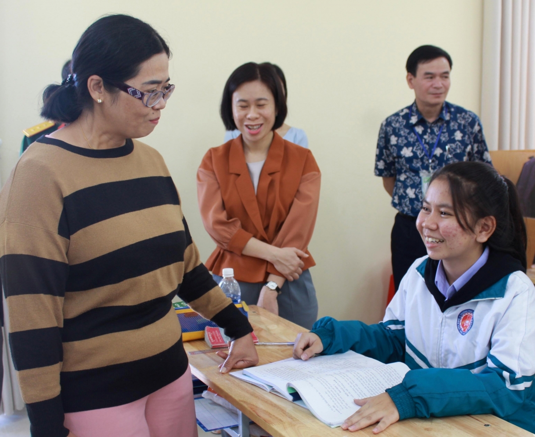 ...thăm hỏi du học sinh Lào đang theo học tại Trường Phổ thông nội trú (Bộ Quốc phòng)