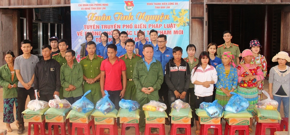 Đại diện các đơn vị tặng quà cho các trường hợp có hoàn cảnh khó khăn của xã Cư Kbang (huyện Ea Súp).